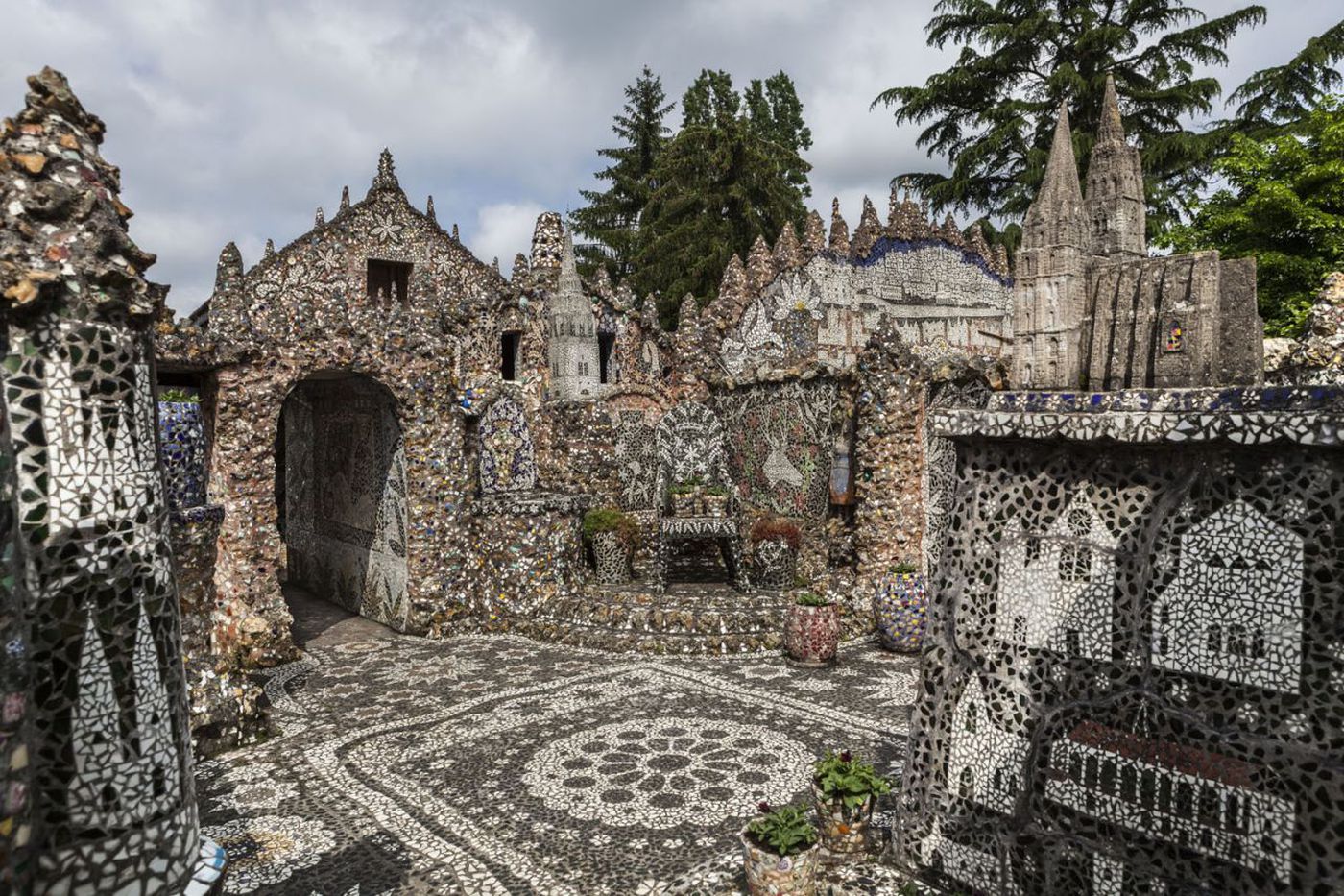 Maison Picassiette à Chartres, maison entièrement recouverte de mosaïques en faïence et verre