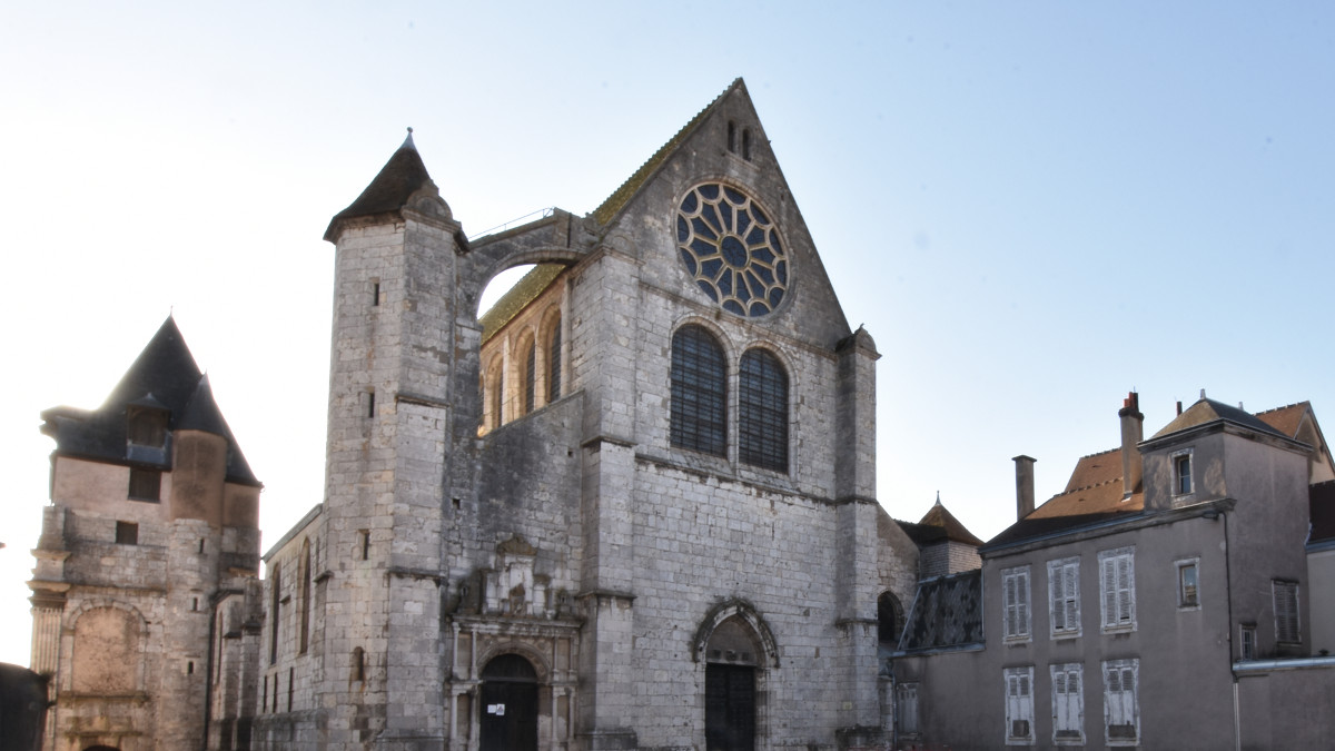 Église Saint-Aignan à Chartres avec ses fresques peintes et vitraux du XVIe siècle