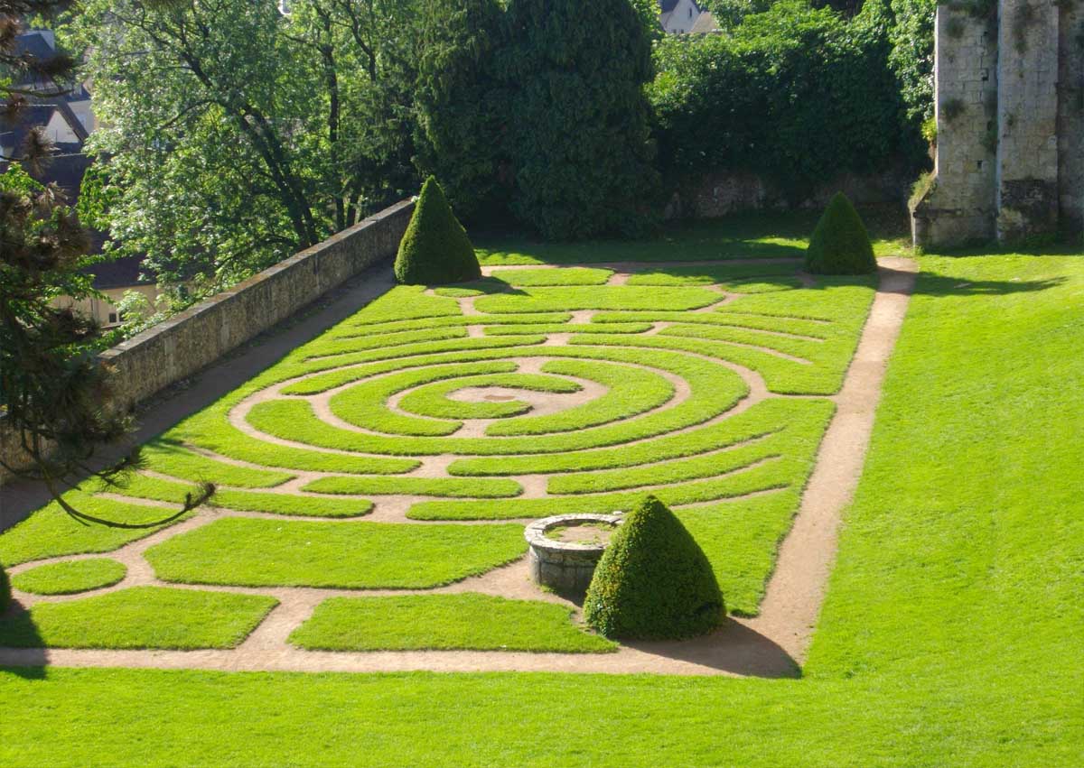 Jardins de l'Évêché à Chartres avec vue panoramique sur la ville basse et l'Eure