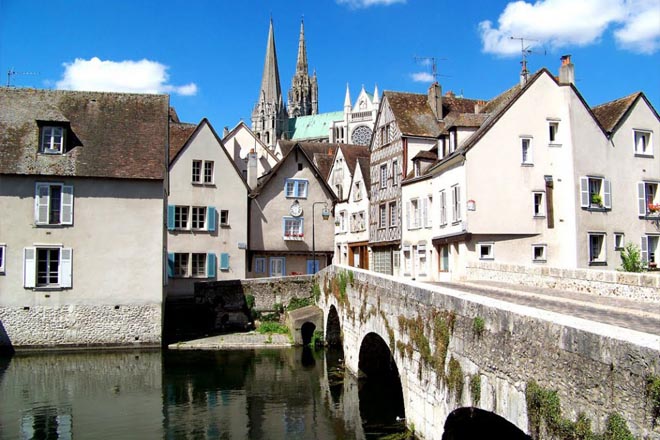 Ville basse de Chartres avec ses maisons à colombages le long de l'Eure
